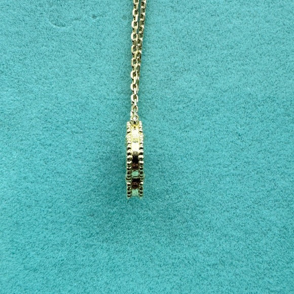 **SOLD** Elegant 10k Yellow Gold Black Clover Pendant Necklace - Picture 4 of 5